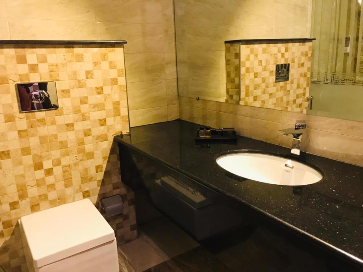 Royaute Luxury Hotel Sialkot Bagian luar foto